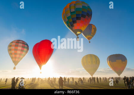 Ballons gonflés au King valley hot air balloon festival à Victoria, en Australie. Banque D'Images