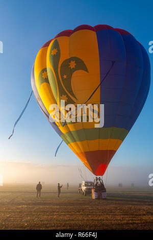 Ballons gonflés au King valley hot air balloon festival à Victoria, en Australie. Banque D'Images