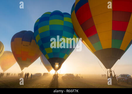 Ballons gonflés au King valley hot air balloon festival à Victoria, en Australie. Banque D'Images