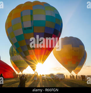 Ballons gonflés au King valley hot air balloon festival à Victoria, en Australie. Banque D'Images