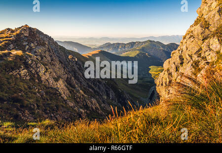 Paysage de montagne à la lumière de soleil couchant. vue depuis le mont Dumbier dans les Basses Tatras, en Slovaquie. West Tatras Arrière-plan. Banque D'Images