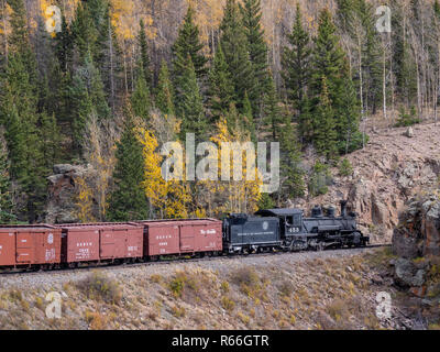 453 Locomotives à vapeur train de fret sur les voies en direction est de la Cumbres & Scenic Railroad toltèque, Antonito, Colorado. Banque D'Images