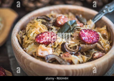 La traditionnelle soupe aux choux avec saucisses et champignons Banque D'Images