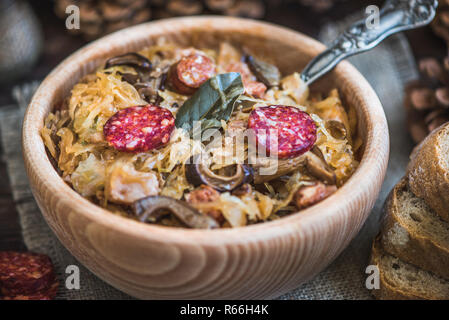 La traditionnelle soupe aux choux avec saucisses et champignons Banque D'Images