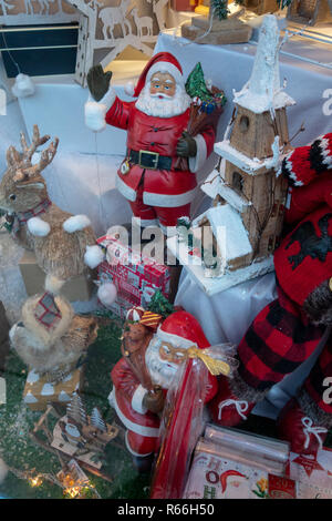 Idées de cadeau de Noël dans une petite vitrine dans Dinnington, Rotherham, South Yorkshire, Angleterre Banque D'Images
