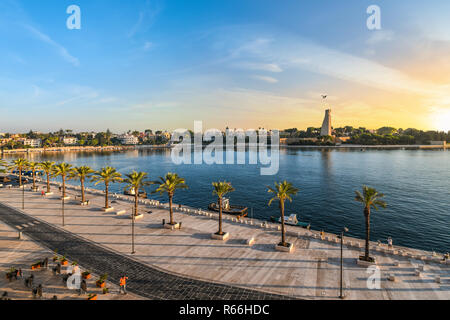 Le monument du marin italien, la promenade et la baie au coucher du soleil dans la station ville portuaire de Brindisi en Italie dans la région du sud des Pouilles. Banque D'Images