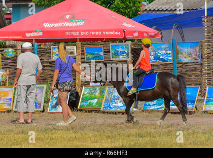 Zarechany, Ukraine - le 10 juin 2018. L'équitation. Réunion des habitants sur le festival du village de Zarechany. Les événements publics, la charité, rural Banque D'Images