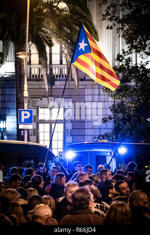 Une foule de manifestants pro-indépendance sont vu brandir le drapeau de la Catalogne en face de la délégation du Gouvernement de l'Espagne. Les manifestants sont descendus dans la rue de Barcelone en solidarité avec les quatre prisonniers politiques (Joaquín Formulaire, Jordi Sànchez, Josep Rull et Jordi Turull) en prison qui ont commencé une grève de la faim indéfinie. Banque D'Images