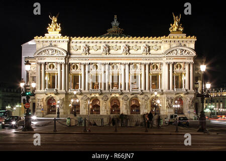 PARIS, FRANCE - 05 janvier : Opéra de Paris dans la nuit du 05 janvier 2010. Palais Garnier illuminé Theatre et l'Opera House de nuit à Paris, France. Banque D'Images