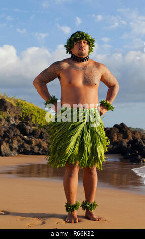 Danseuse de Hula sur la plage de Maui, Hawaii. Banque D'Images