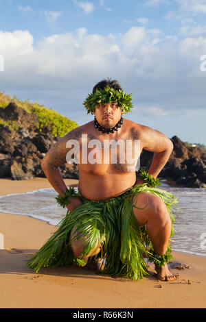 Danseuse de Hula sur la plage de Maui, Hawaii. Banque D'Images