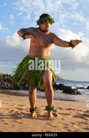 Danseuse de Hula sur la plage de Maui, Hawaii. Banque D'Images