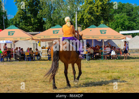 Zarechany, Ukraine - le 10 juin 2018. L'équitation. Réunion des habitants sur le festival du village de Zarechany. Les événements publics, la charité, rural Banque D'Images