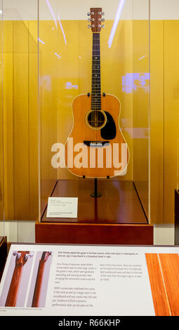 Elvis Presley Guitare joué lors de son dernier concert, Musée des Instruments de musique, Phoenix, Arizona, USA Banque D'Images