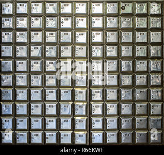 Mur plein de rangées de boîtes postales en métal Banque D'Images