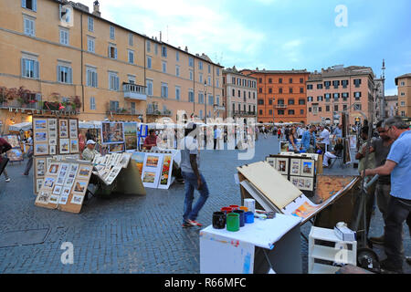 ROME, ITALIE - 29 juin : Piazza Navona à Rome le 29 juin 2014. Peintres et Artistes à la place Navona au crépuscule à Rome, Italie. Banque D'Images
