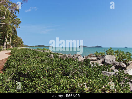 Clifton Beach promenade de la digue près de Selm fin, à North en direction de Palm Cove, Double Island et Scouts Hat est dans la mer de Corail. Banque D'Images