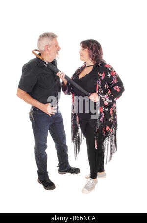 L'âge moyen couple fighting avec parapluie Banque D'Images