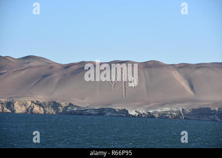 Le Paracas Candelabra (Candelabra des Andes), un géoglyphe préhistorique de 590 pieds trouvé sur la face nord de la péninsule de Paracas, au Pérou. Banque D'Images