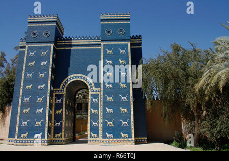 Réplique de l'Ishtar gate à l'entrée de l'ancienne Babylone, l'Iraq. Banque D'Images