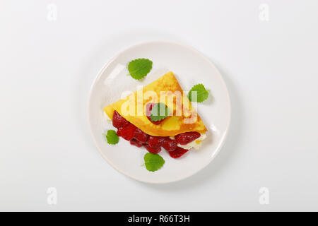 Des crêpes avec fraises et crème fouettée Banque D'Images