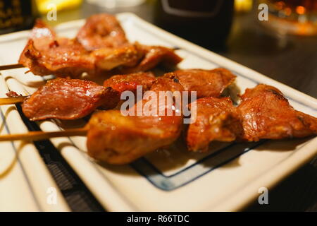 Close-up des reins et des coeurs de poulet grillées sur yakitori brochettes de bambou Banque D'Images