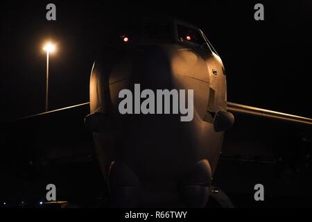 L'US Air Force UN B-52H Stratofortress bomber affecté à la 96e Escadron expéditionnaire piégée, déployés à partir de Base aérienne de Barksdale, en Louisiane, est assis sur un tablier à la Royal Australian Air Force (RAAF) Base Darwin, Australie, le 2 décembre 2018. Deux bombardiers avec équipage et du personnel de soutien déployés à RAAF Darwin pour permettre aux États-Unis de former et d'accroître l'interopérabilité avec les homologues australiens à l'appui de l'Indo-Pacifique américain du Commandement de l'air renforcée la coopération (AEC) programme. Le CCE est constitué d'une série d'exercices d'air et d'activités de formation visant à renforcer la coopération régionale, coordinat Banque D'Images