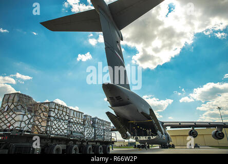 Un chargeur d'Halvorsen dos jusqu'à la rampe d'un C-5M Super Galaxy Avion au 433rd Airlift Wing à l'appui des efforts de secours de l'ouragan Harvey, Août 30, 2017 at Joint Base San Antonio-Lackland, Texas. Le 433rd AW transportés 27 palettes et 64 membres du personnel médical de Houston pour soutenir les victimes des inondations. (U.S. Air Force photo par Benjamin Faske) Banque D'Images