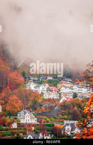 Maisons à flanc de colline à Bergen en automne Banque D'Images