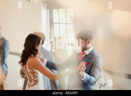 La danse le jour de leur mariage Banque D'Images