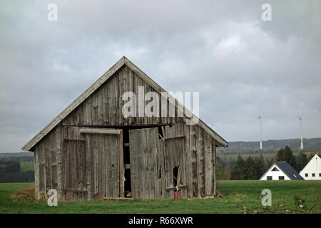 Ancien hangar en face de nouveaux immeubles résidentiels à sauerland Banque D'Images