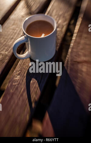 Tasse de café sur une table Banque D'Images