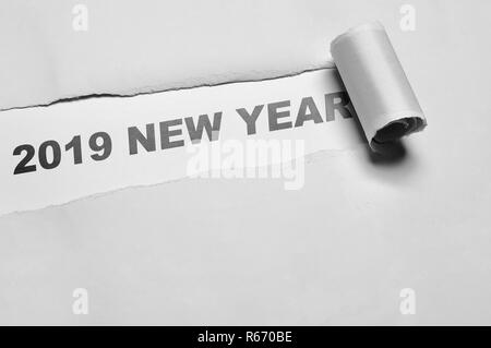 2019 Nouvelle année mot écrit sous papier déchiré gris. Bonne Année 2019 Banque D'Images