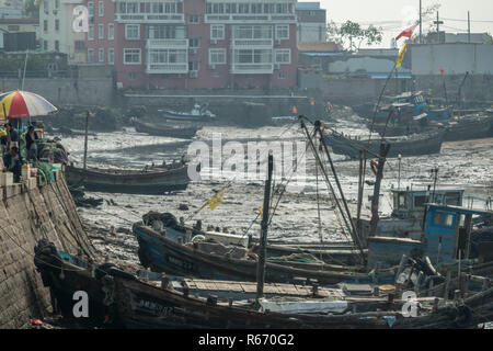 Bateaux de pêche marée attendent à Qingdao Banque D'Images