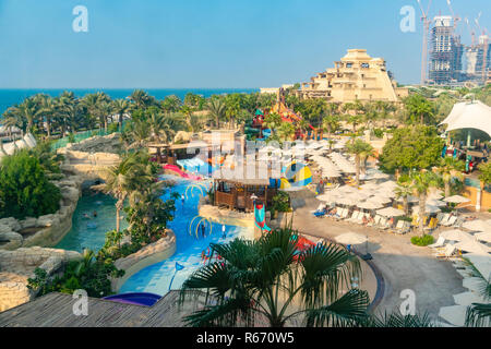 Les personnes qui désirent visiter le parc aquatique Aquaventure à Dubaï Banque D'Images