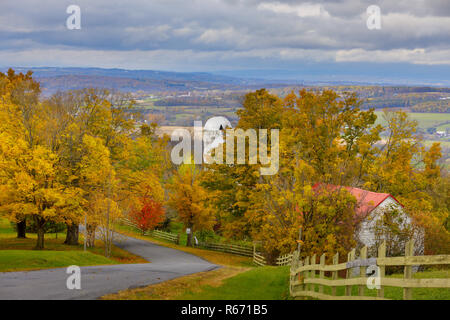 La vallée de la Mohawk de l'État de New York est en feu avec la fin d'octobre les couleurs. Banque D'Images