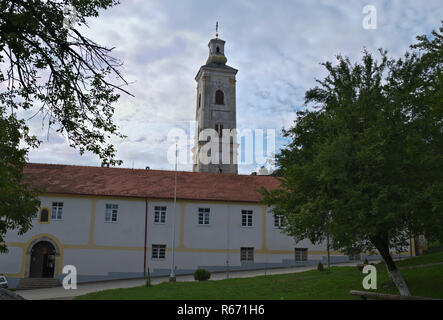 Vue sur grand monastère Remeta, Serbie, et les nuages en arrière-plan Banque D'Images