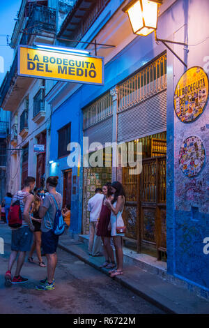 En dehors de la La Bodeguita del Medio bar rendu célèbre par Ernest Hemingway. Banque D'Images