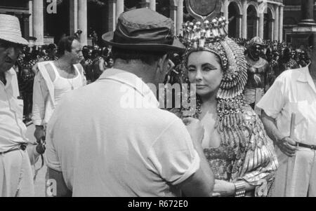 1963 American film historique épique réalisé par Joseph L. Mankiewicz, avec un scénario adapté par Mankiewicz, Ranald MacDougall et Sidney Buchman à partir de l'ouvrage la vie et l'époque de Cléopâtre par Carlo Maria Franzero, histoires de et par Plutarque, Suétone et Appien. Il étoiles Elizabeth Taylor dans le rôle éponyme. Richard Burton, Rex Harrison, Roddy McDowall, et Martin Landau sont présentées dans des rôles de soutien. Il raconte les luttes de Cléopâtre, la jeune reine d'Égypte, de résister aux ambitions impériales de Rome. Hollywood : Crédit Photo Archive / MediaPunch Banque D'Images