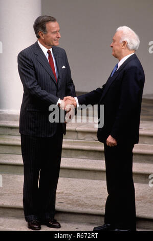 Washington, DC. 12-12-1990 Le Président H.W. Bush serre la main du ministre soviétique des Affaires étrangères Eduard Shevardadze dans la roseraie de la Maison Blanche après une rencontre au cours de laquelle ils ont examiné les questions alimentaires. George Herbert Walker Bush (né le 12 juin 1924) est un homme politique américain qui fut le 41e président des États-Unis (1989-1993). Un républicain, il avait auparavant été le 43e Vice-président des États-Unis (1981-1989), un membre du congrès, un ambassadeur et directeur de l'Agence centrale du renseignement. Il est le plus ancien ancien Président et Vice-président, et le dernier l'ancien Président qui est Banque D'Images