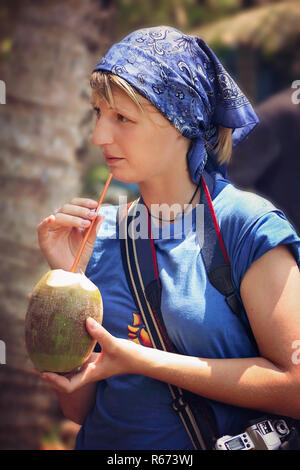 Boire le jus de noix de coco Banque D'Images