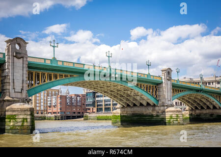 Blackfrairs bridge à Londres Banque D'Images