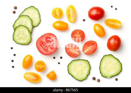 Les tomates avec le concombre isolé sur fond blanc Banque D'Images