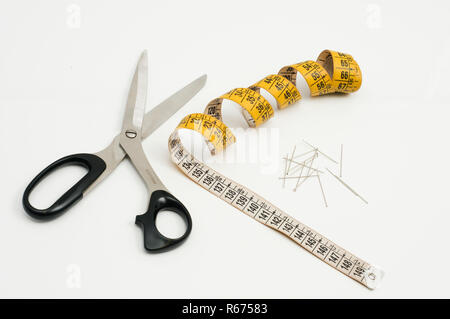 Des ciseaux, un ruban à mesurer et les axes Banque D'Images