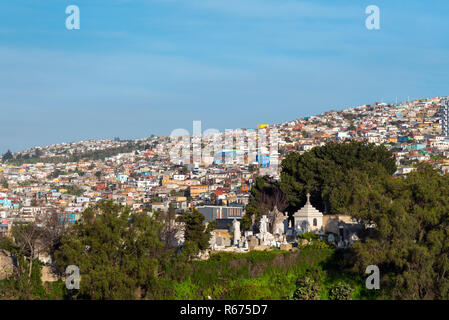 Vue sur les maisons colorées de Valparaiso au chili Banque D'Images