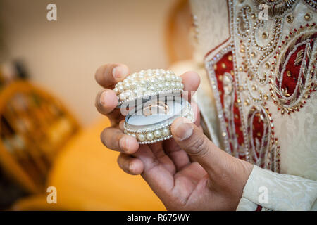 Indian groom holding ring Banque D'Images