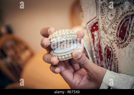 Indian groom holding ring Banque D'Images