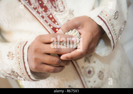 Indian groom holding ring Banque D'Images