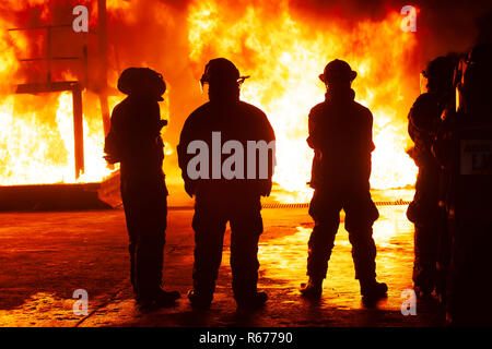 JOHANNESBURG, AFRIQUE DU SUD - octobre 2018 Les pompiers de pulvériser vers le bas au cours de l'exercice de formation de lutte contre l'incendie Banque D'Images