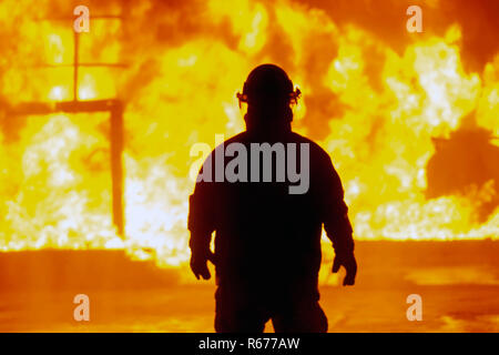 JOHANNESBURG, AFRIQUE DU SUD - octobre 2018 Les pompiers de pulvériser vers le bas au cours de l'exercice de formation de lutte contre l'incendie Banque D'Images